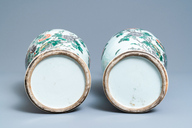 Une paire de vases en porcelaine de Chine famille verte, 19&egrave;me