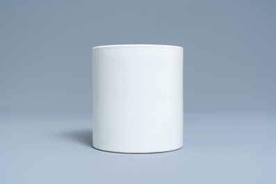 Een Chinese monochrome witte penselenbeker, 19/20e eeuw