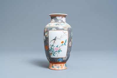 Un vase en porcelaine de Chine famille rose, marque de Qianlong, R&eacute;publique