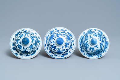 Trois vases couverts en porcelaine de Chine en bleu et blanc, &eacute;poque Transition/Kangxi
