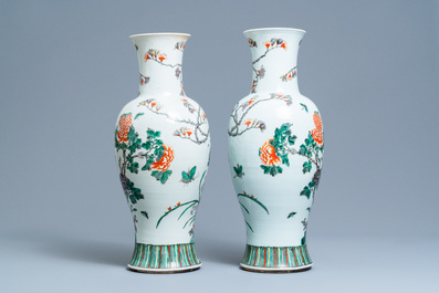 Une paire de vases en porcelaine de Chine famille verte, 19&egrave;me