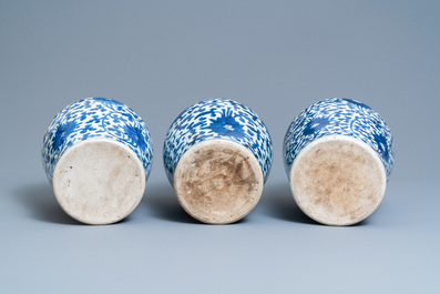 Trois vases couverts en porcelaine de Chine en bleu et blanc, &eacute;poque Transition/Kangxi