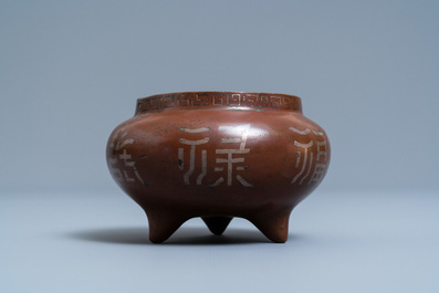 Un br&ucirc;le-parfum en bronze incrust&eacute; d'argent et de cuivre, Chine, marque de Xuande, 18/19&egrave;me