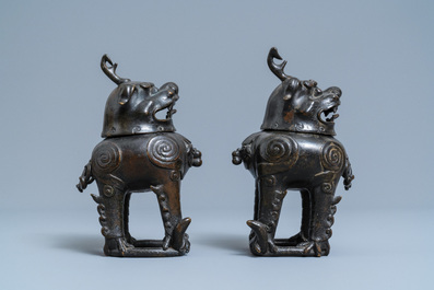 Une paire de br&ucirc;le-parfums en forme de luduan en bronze laqu&eacute; et dor&eacute;, Chine, Ming