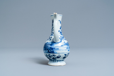 Une verseuse en porcelaine de Chine en bleu et blanc, &eacute;poque Transition