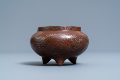 Un br&ucirc;le-parfum en bronze incrust&eacute; d'argent et de cuivre, Chine, marque de Xuande, 18/19&egrave;me