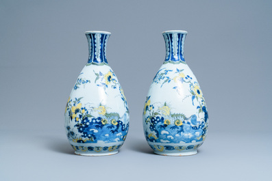 Een uitzonderlijk paar polychrome Delftse chinoiserie vazen met een draak en vogels in een bloementuin, 17e eeuw