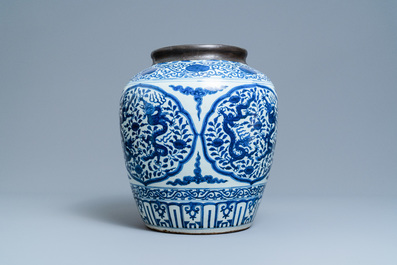 Un pot en porcelaine de Chine en bleu et blanc &agrave; d&eacute;cor de dragons, Jiajing