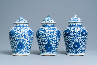 Trois vases couverts en porcelaine de Chine en bleu et blanc, &eacute;poque Transition/Kangxi