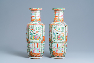 Een paar Chinese Canton famille rose rouleau vazen, 19e eeuw