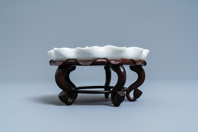 Un lave-pinceaux en porcelaine blanc de Chine figurant une grenouille sur fleur de lotus sur socle en bois sculpt&eacute;, Chine, Kangxi/Yongzheng