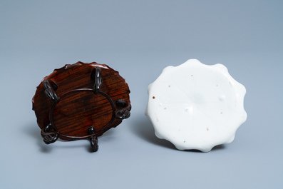 Un lave-pinceaux en porcelaine blanc de Chine figurant une grenouille sur fleur de lotus sur socle en bois sculpt&eacute;, Chine, Kangxi/Yongzheng