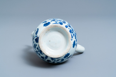 Une verseuse en porcelaine de Chine en bleu et blanc, &eacute;poque Transition