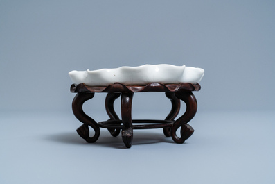 Un lave-pinceaux en porcelaine blanc de Chine figurant une grenouille sur fleur de lotus sur socle en bois sculpt&eacute;, Chine, Kangxi/Yongzheng