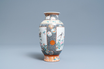 Un vase en porcelaine de Chine famille rose, marque de Qianlong, R&eacute;publique