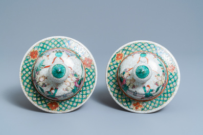 Une paire de vases en porcelaine de Chine famille rose dite 'de Nankin' &agrave; d&eacute;cor d'une sc&egrave;ne de court, 19&egrave;me