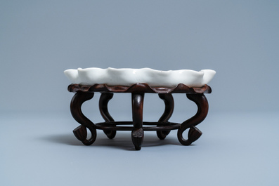 Un lave-pinceaux en porcelaine blanc de Chine figurant une grenouille sur fleur de lotus sur socle en bois sculpt&eacute;, Chine, Kangxi/Yongzheng