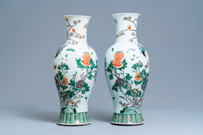 Une paire de vases en porcelaine de Chine famille verte, 19&egrave;me