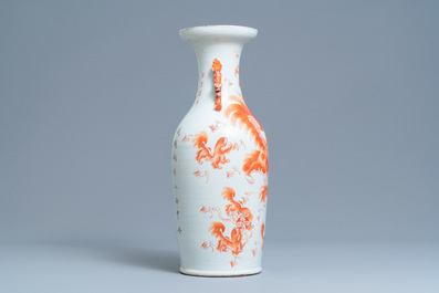Een Chinese ijzerrode vaas met boeddhistische leeuwen, 19e eeuw