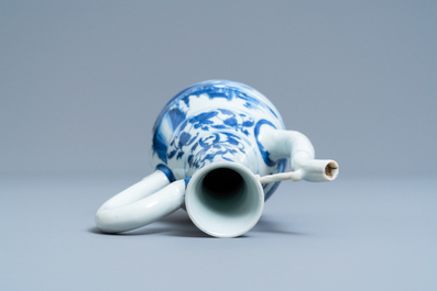 Une verseuse en porcelaine de Chine en bleu et blanc, &eacute;poque Transition