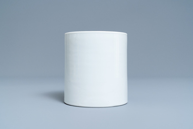 Een Chinese monochrome witte penselenbeker, 19/20e eeuw
