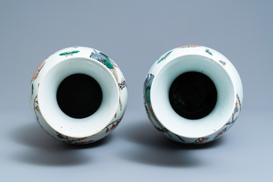 Une paire de vases en porcelaine de Chine famille verte, 19&egrave;me
