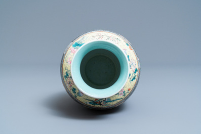 Un vase en porcelaine de Chine famille rose, marque de Qianlong, R&eacute;publique