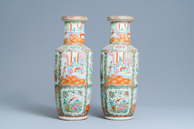 Een paar Chinese Canton famille rose rouleau vazen, 19e eeuw