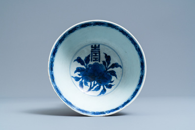 A Chinese blue and white 'Shou' bowl, 'Shen de tang bo gu zhi' mark, Kangxi