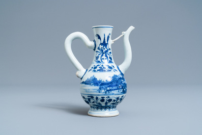 Une verseuse en porcelaine de Chine en bleu et blanc, &eacute;poque Transition