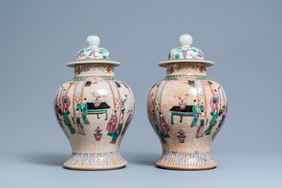 Une paire de vases en porcelaine de Chine famille rose dite 'de Nankin' &agrave; d&eacute;cor d'une sc&egrave;ne de court, 19&egrave;me