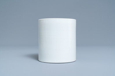 Een Chinese monochrome witte penselenbeker, 19/20e eeuw