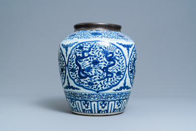 Un pot en porcelaine de Chine en bleu et blanc &agrave; d&eacute;cor de dragons, Jiajing