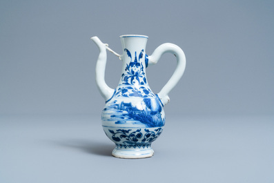 Une verseuse en porcelaine de Chine en bleu et blanc, &eacute;poque Transition