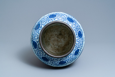 Un pot en porcelaine de Chine en bleu et blanc &agrave; d&eacute;cor de dragons, Jiajing