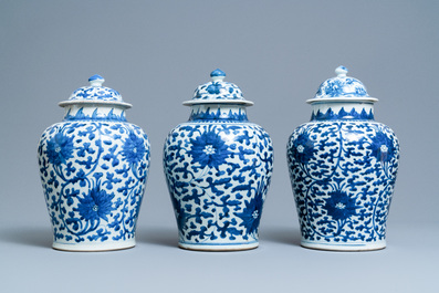 Trois vases couverts en porcelaine de Chine en bleu et blanc, &eacute;poque Transition/Kangxi