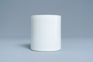Een Chinese monochrome witte penselenbeker, 19/20e eeuw