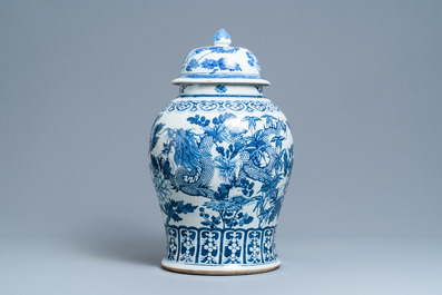 Un grand vase couvert en porcelaine de Chine en bleu et blanc &agrave; d&eacute;cor de dragons, 19&egrave;me