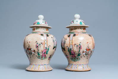 Une paire de vases en porcelaine de Chine famille rose dite 'de Nankin' &agrave; d&eacute;cor d'une sc&egrave;ne de court, 19&egrave;me