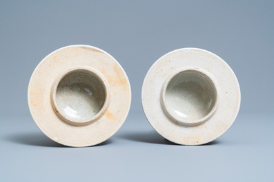 Une paire de vases en porcelaine de Chine famille rose dite 'de Nankin' &agrave; d&eacute;cor d'une sc&egrave;ne de court, 19&egrave;me
