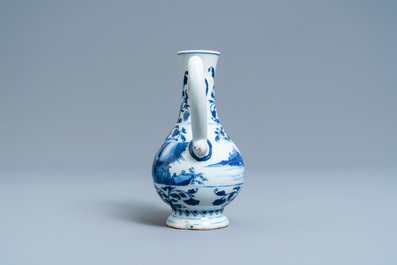 Une verseuse en porcelaine de Chine en bleu et blanc, &eacute;poque Transition