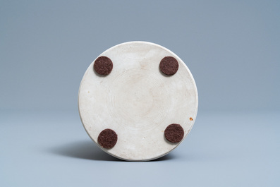 Une base de narguil&eacute; en porcelaine de Chine famille rose pour le march&eacute; islamique, Qianlong