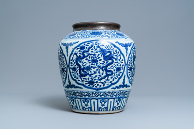 Un pot en porcelaine de Chine en bleu et blanc &agrave; d&eacute;cor de dragons, Jiajing