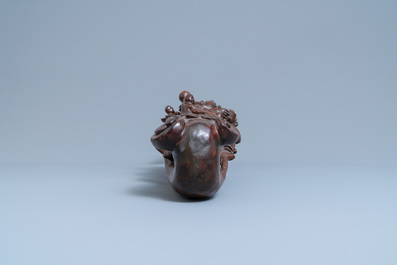 Un grand sc&egrave;ptre ruyi en bois sculpt&eacute;, Chine, 19&egrave;me