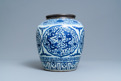Un pot en porcelaine de Chine en bleu et blanc &agrave; d&eacute;cor de dragons, Jiajing