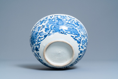 Un grand bol en porcelaine de Chine en bleu et blanc, &eacute;poque Transition