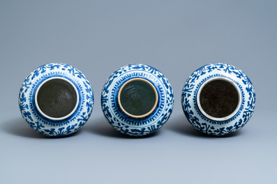 Trois vases couverts en porcelaine de Chine en bleu et blanc, &eacute;poque Transition/Kangxi