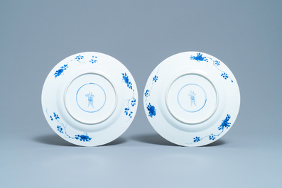 Huit assiettes en porcelaine de Chine en bleu et blanc, Kangxi