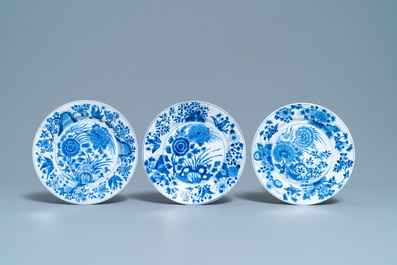 Huit assiettes en porcelaine de Chine en bleu et blanc, Kangxi