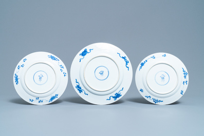 Huit assiettes en porcelaine de Chine en bleu et blanc, Kangxi